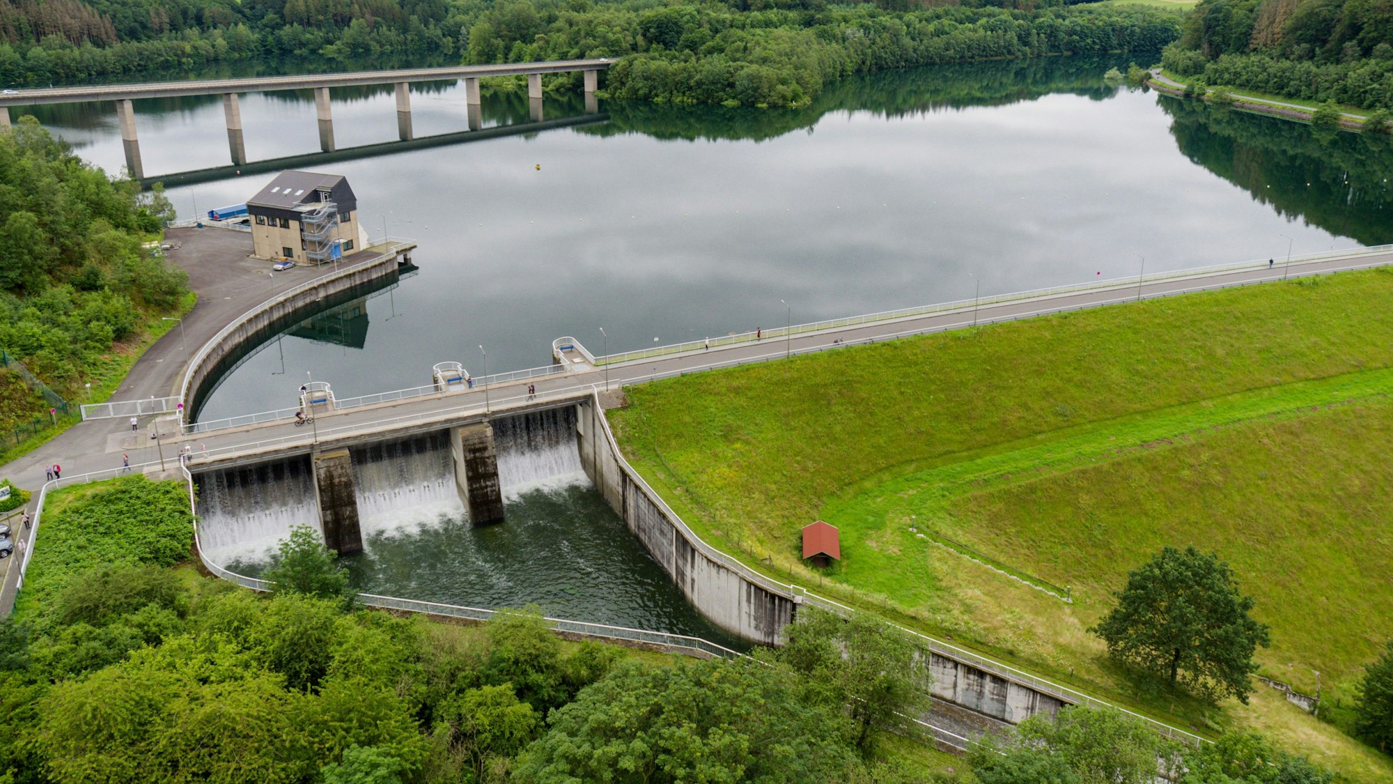 15.07.2021, Nordrhein-Westfalen, Remscheid: Blick auf die Wupper-Talsperre (Luftaufnahme mit einer Drohne). Aus dem Becken wird Wasser abgelassen, um den Druck auf die Staumauern zu reduzieren. Foto: Christopher Neundorf/dpa +++ dpa-Bildfunk +++