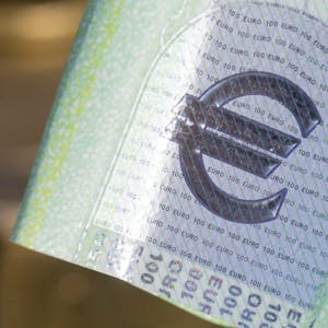 Das Euro-Zeichen prangt auf einem Schein in Nahaufnahme.