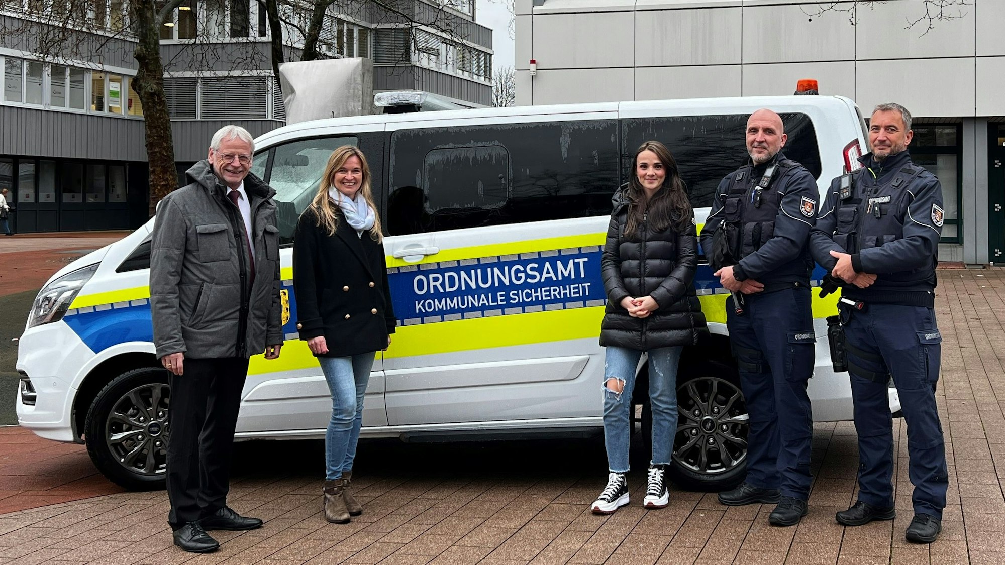 Zu sehen ist der Wagen des Brühler Ordnungsdienstes (BOD) sowie Bürgermeister Dieter Freytag und einige Mitarbeiter des BOD.