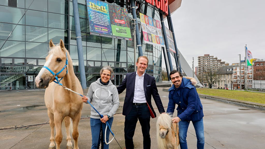 Arena-Chef Stefan Löcher (M.) steht mit Pferdepflegerin Carmen Ortega und Dressurreiter Filipe Fernandes sowie dem Show-Pferd „Gorgorito“ und Pony „Arno“ vor der Lanxess Arena.