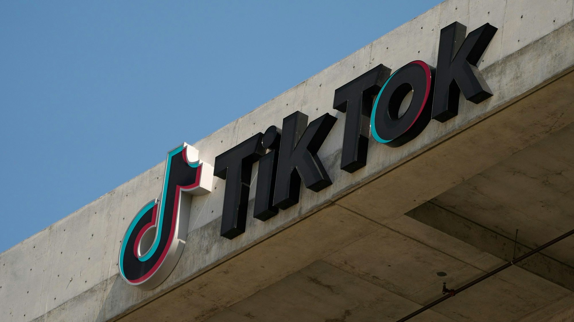Das Logo von TikTok Inc. ist auf dem Gebäude des Unternehmens in Culver City, Kalifornien, zu sehen.