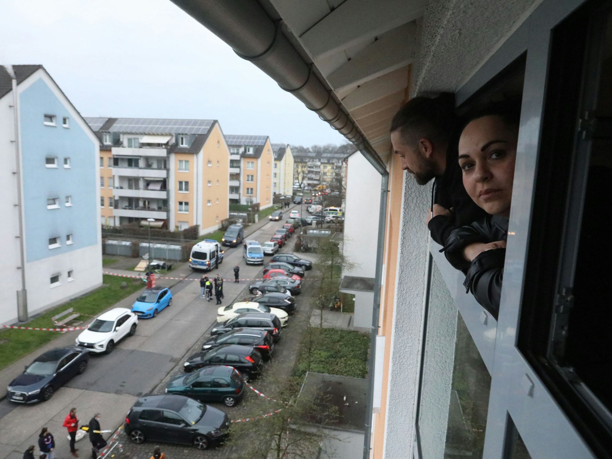 Damla Geray schaut aus dem Fenster auf der Nobelstraße.