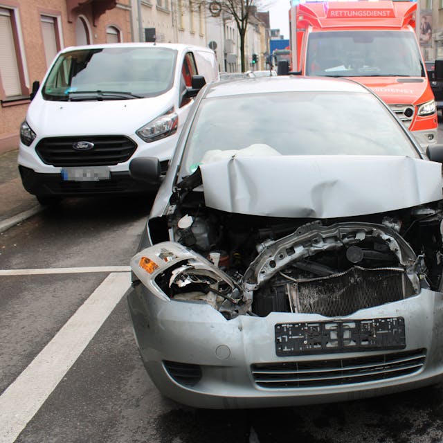 Ein schwer beschädigter Toyota&nbsp; steht am Dienstagnachmittag (12.3.) auf der Odenthaler Straße in Bergisch Gladbach-Hebborn.