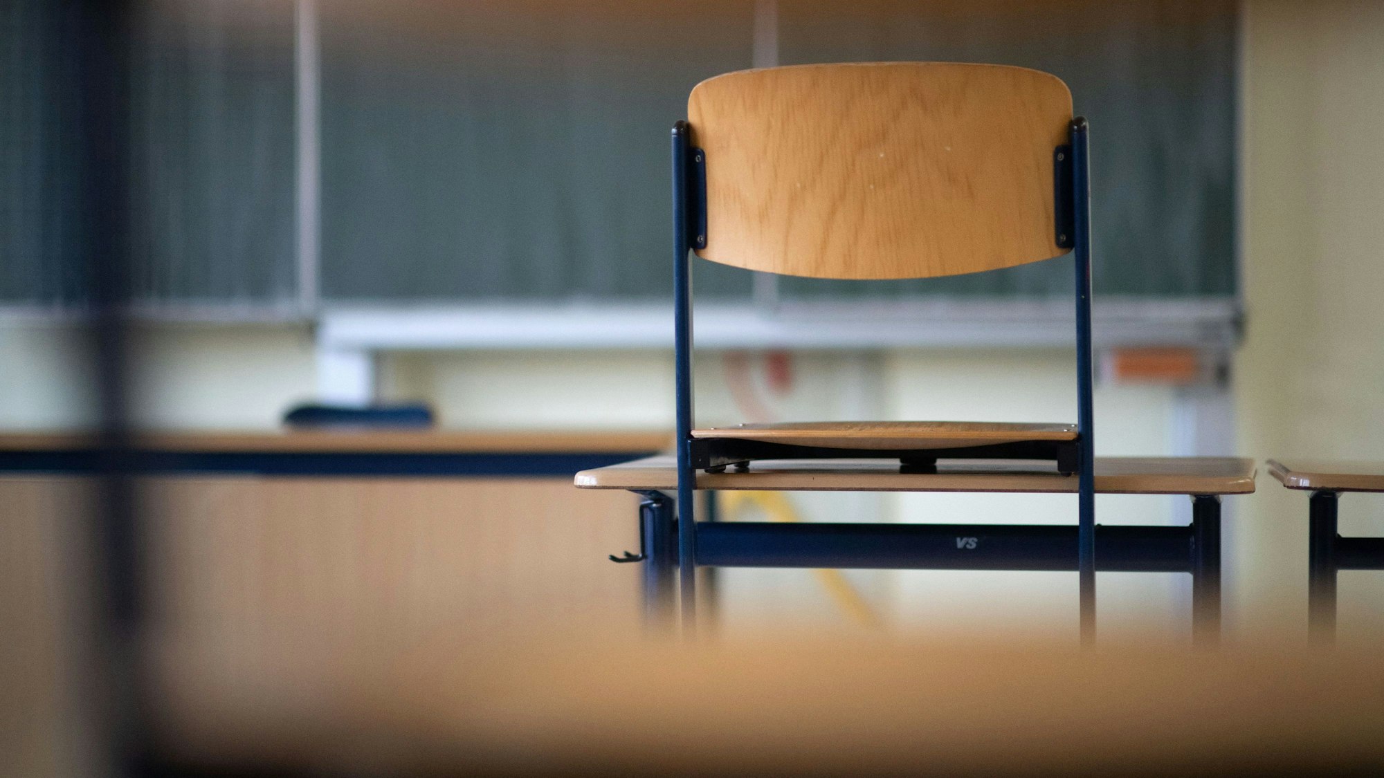 Ein Stuhl steht in einem Klassenzimmer einer Regelschule auf einem Tisch. (Symbolbild)