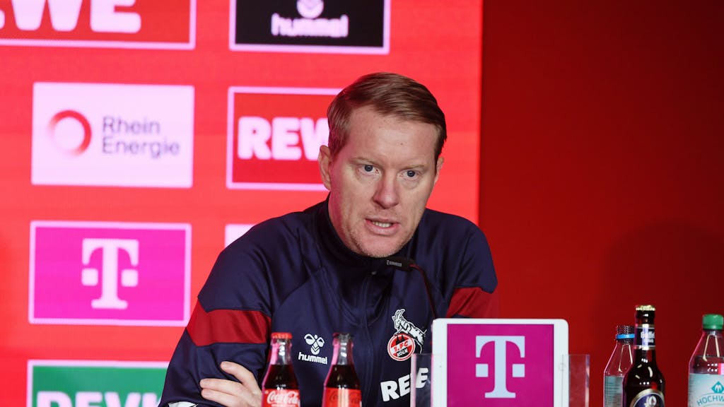FC-Trainer Timo Schultz auf der Pressekonferenz nach dem Spiel gegen den 1. FC Heidenheim am 13. Januar 2024.