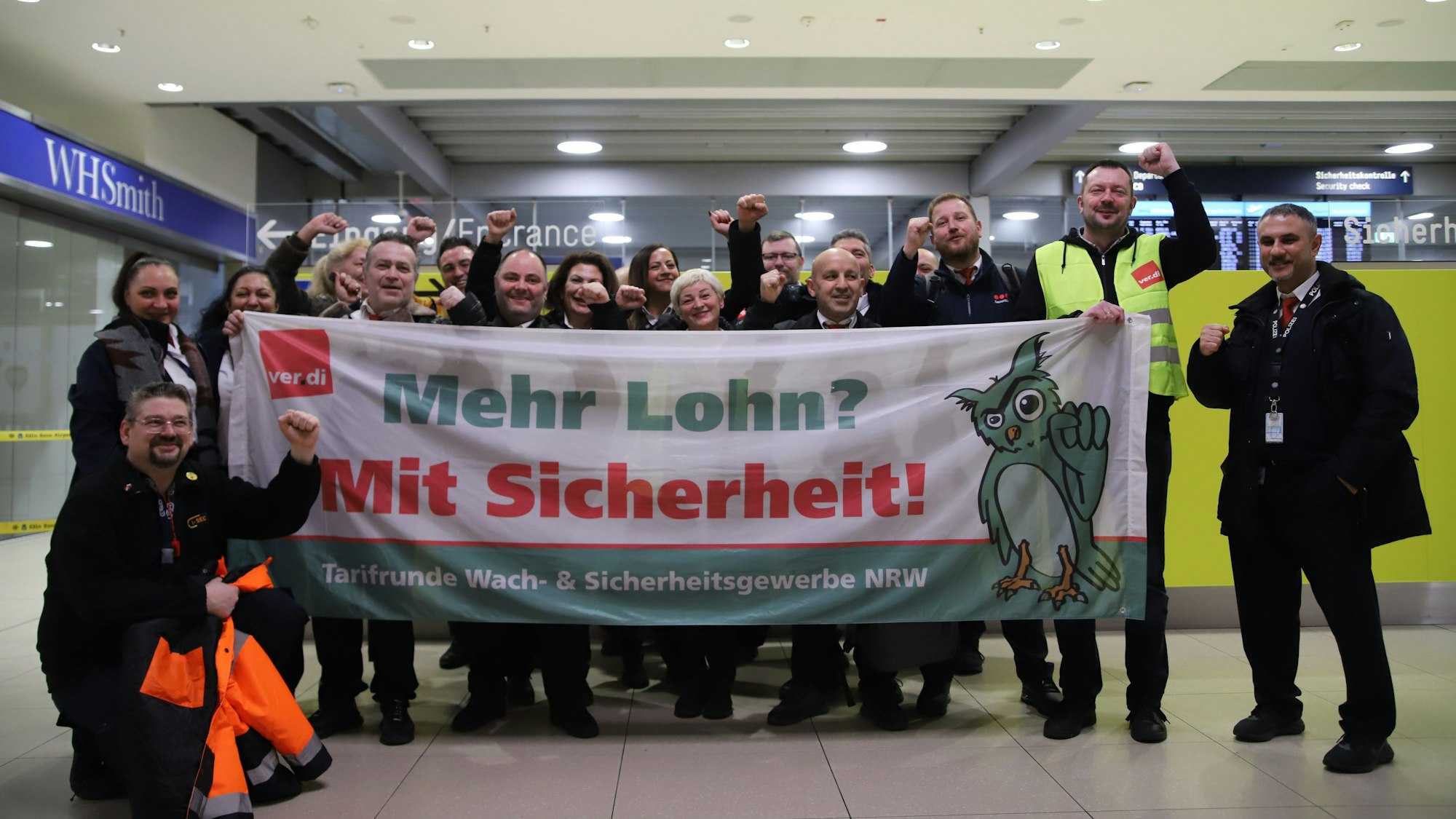Beschäftigte der Sicherheitskontrolle für Reisende streiken vor der Sicherheitskontrolle am Flughafen Köln/Bonn.