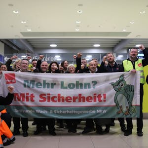 Beschäftigte der Sicherheitskontrolle für Reisende streiken vor der Sicherheitskontrolle am Flughafen Köln/Bonn.