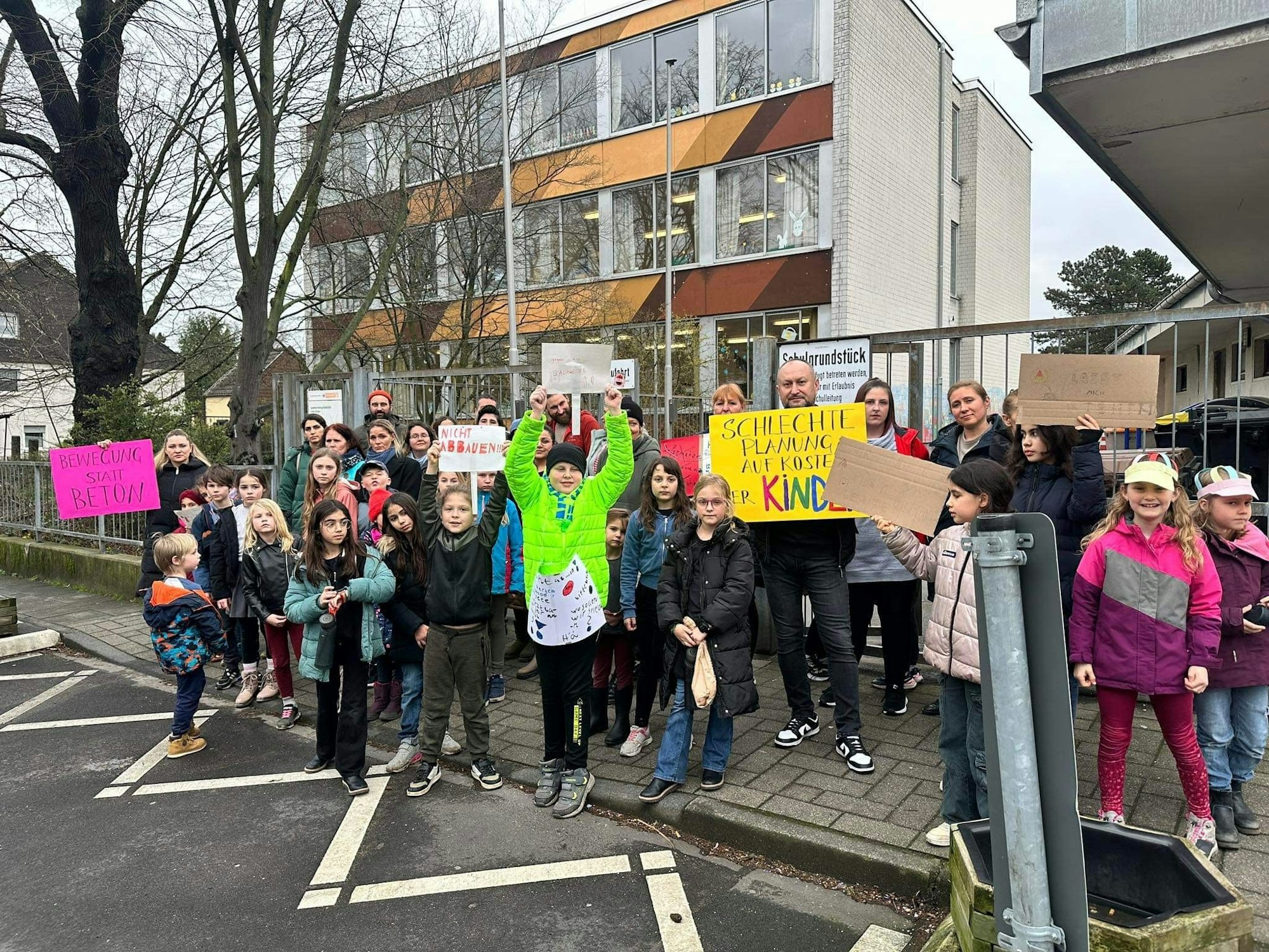 Lautstarke Demo von Kindern und Eltern an der GGS Unter Birken in Köln-Porz.