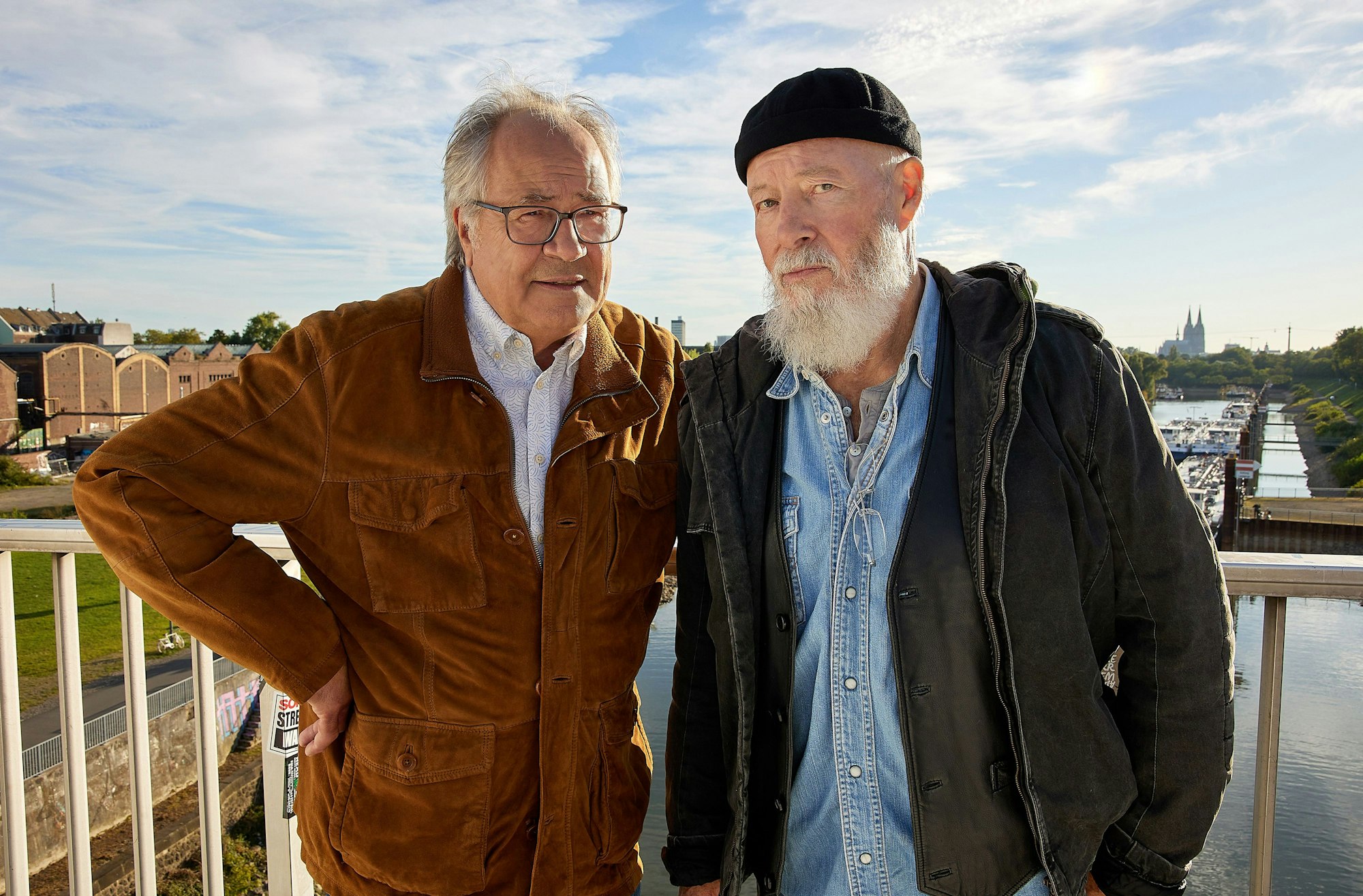 Hartmut Volle und Bill Mockridge stehen auf einer Brücke in Köln.