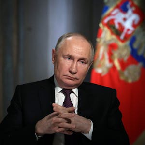 Kremlchef Wladimir Putin beim Interview mit dem Generaldirektor der Mediengruppe „Rossiya Segodnya“, Dmitry Kisseljow. Jetzt zu verhandeln, sei „irgendwie absurd“, erklärte Putin.