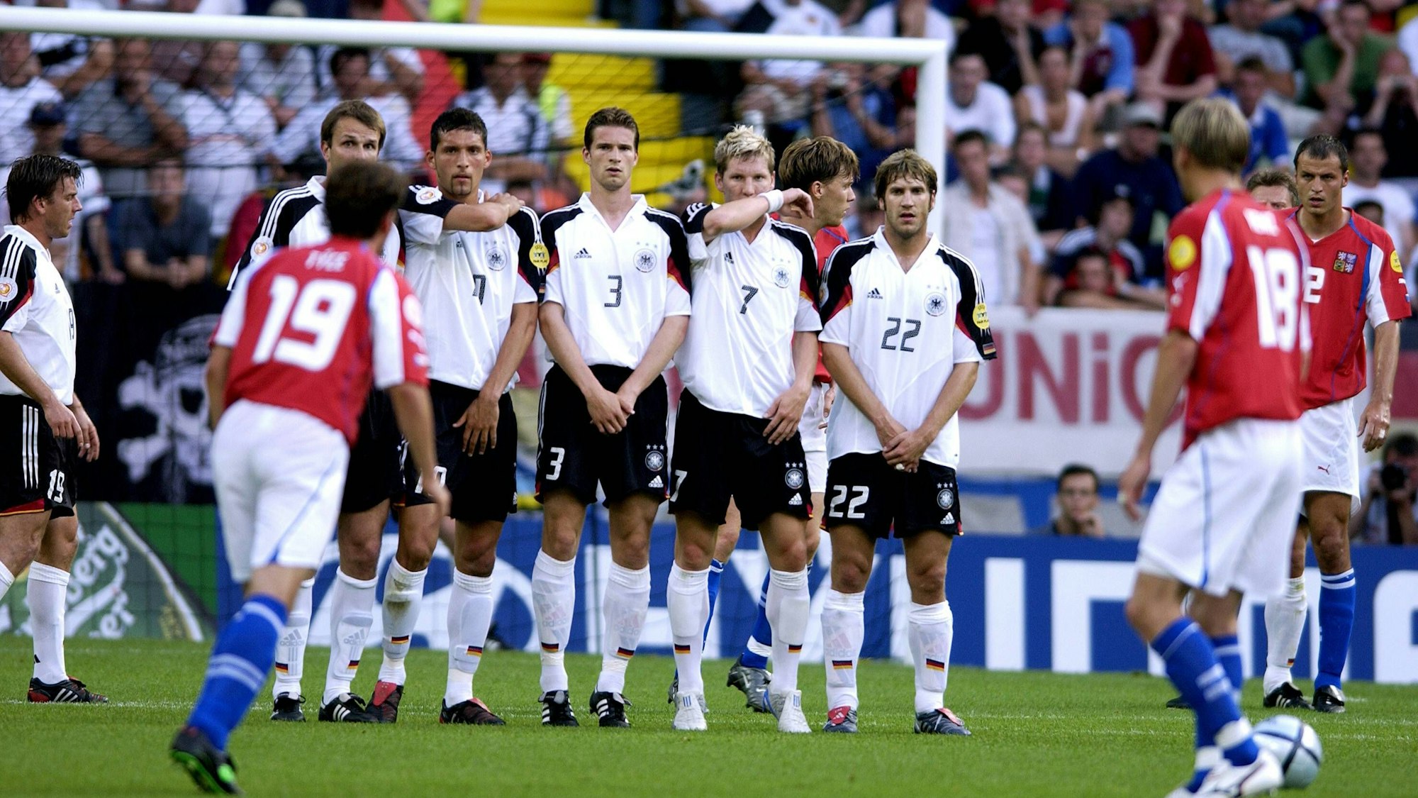 Deutsche Nationalspieler bilden eine Mauer