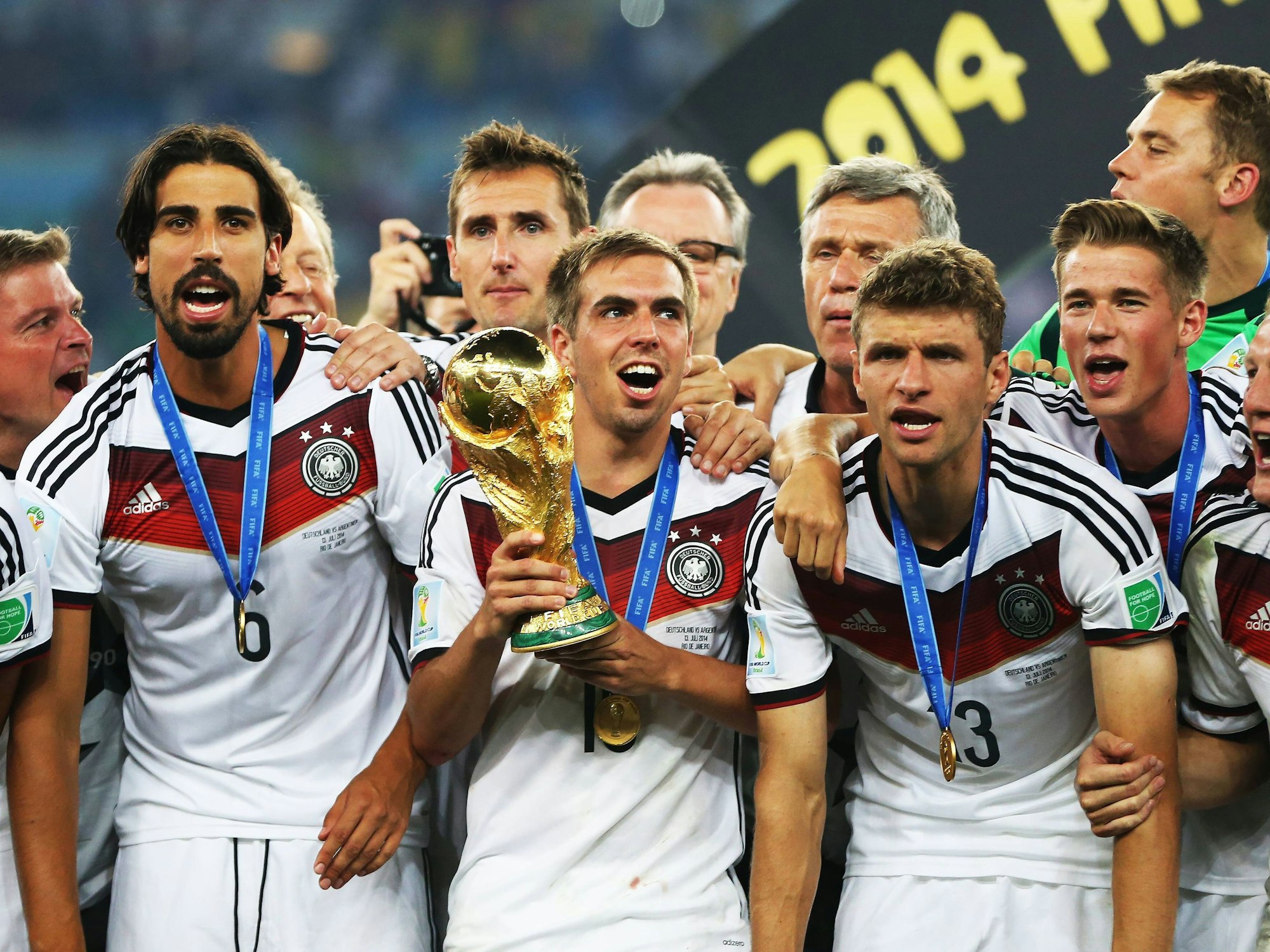 Philipp Lahm mit dem WM-Pokal