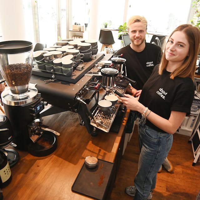 Mara und Patrick Gottschalk stehen an der Kaffeemaschine in ihrem Café