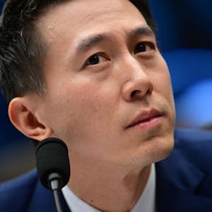 Tiktok-Chef Shou Zi Chew hat Nutzer der Videoplattform dazu aufgerufen, sich gegen ein mögliches Verbot der App in den USA zu stemmen.