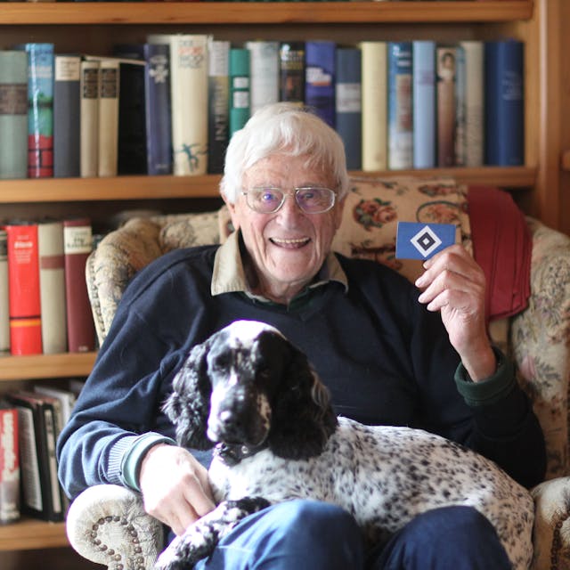 Radio-Moderator-Legende Dietmar Schott (86) präsentiert stolz seine Mitgliedskarte und hat seinen Hund Friso auf dem Schoss sitzen.