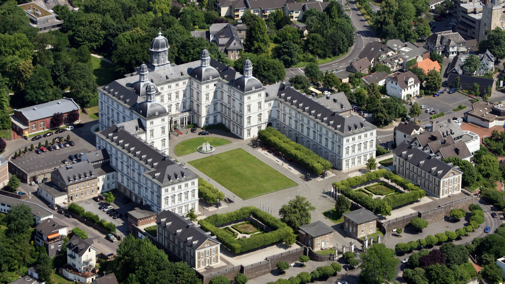 Luftaufnahme des Grandhotel Schloss Bensberg in Bergisch Gladbach