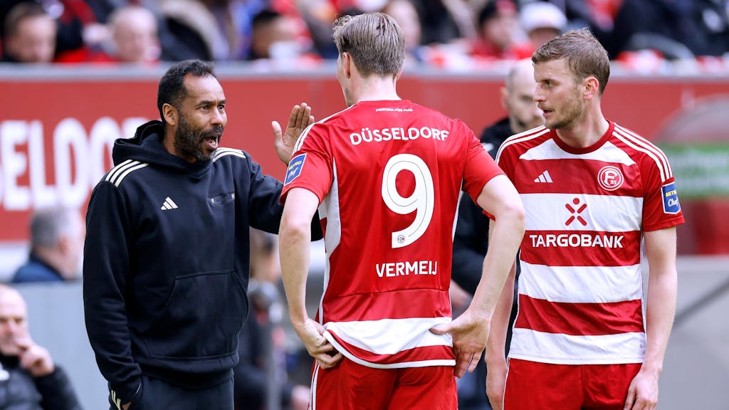 Fortuna Düsseldorfs Trainer Daniel Thioune spricht beim Spiel gegen den FC Hansa Rostock mit seinen Stürmern Vincent Vermeij und Christoph Daferner.