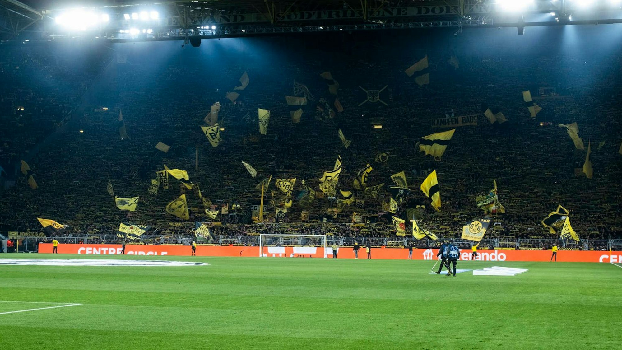Das Westfalenstadion (Signal Iduna Park) vor dem Champions-League-Spiel Borussia Dortmund gegen die PSV Eindhoven.