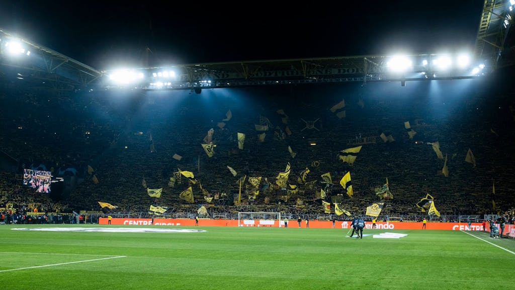 Das Westfalenstadion (Signal Iduna Park) vor dem Champions-League-Spiel Borussia Dortmund gegen die PSV Eindhoven.&nbsp;