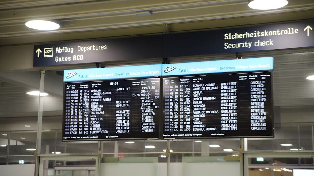 Die Anzeigentafel der Abflüge am Flughafen Köln/Bonn zeigt wegen des Streiks etliche annullierte oder umgeleitete Flüge an.