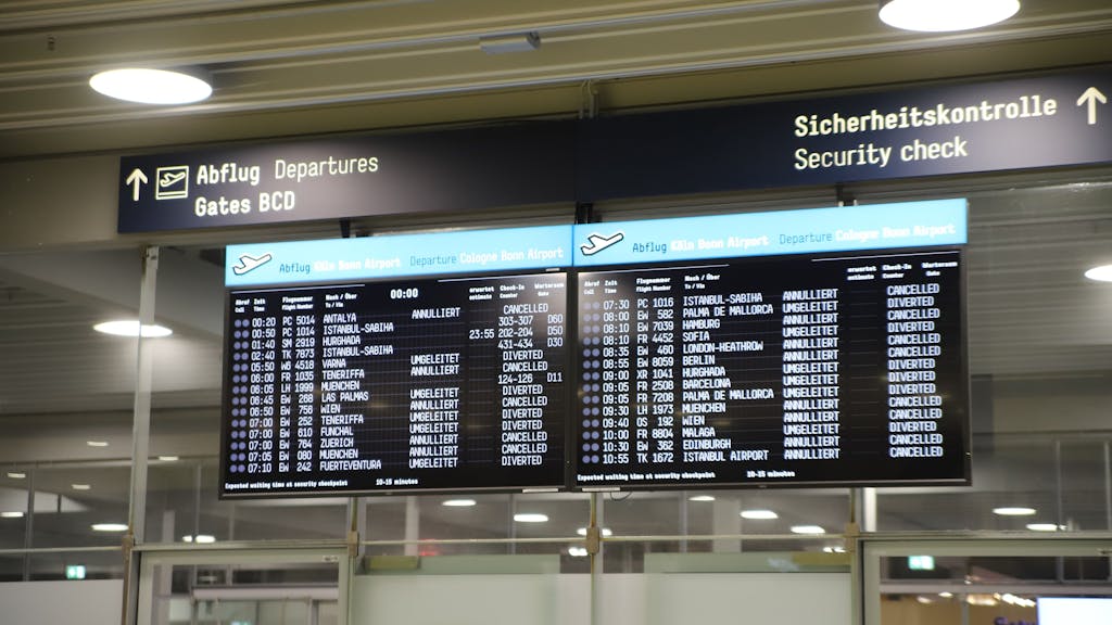 Die Anzeigentafel der Abflüge am Flughafen Köln/Bonn zeigt wegen des Streiks etliche annullierte oder umgeleitete Flüge an.
