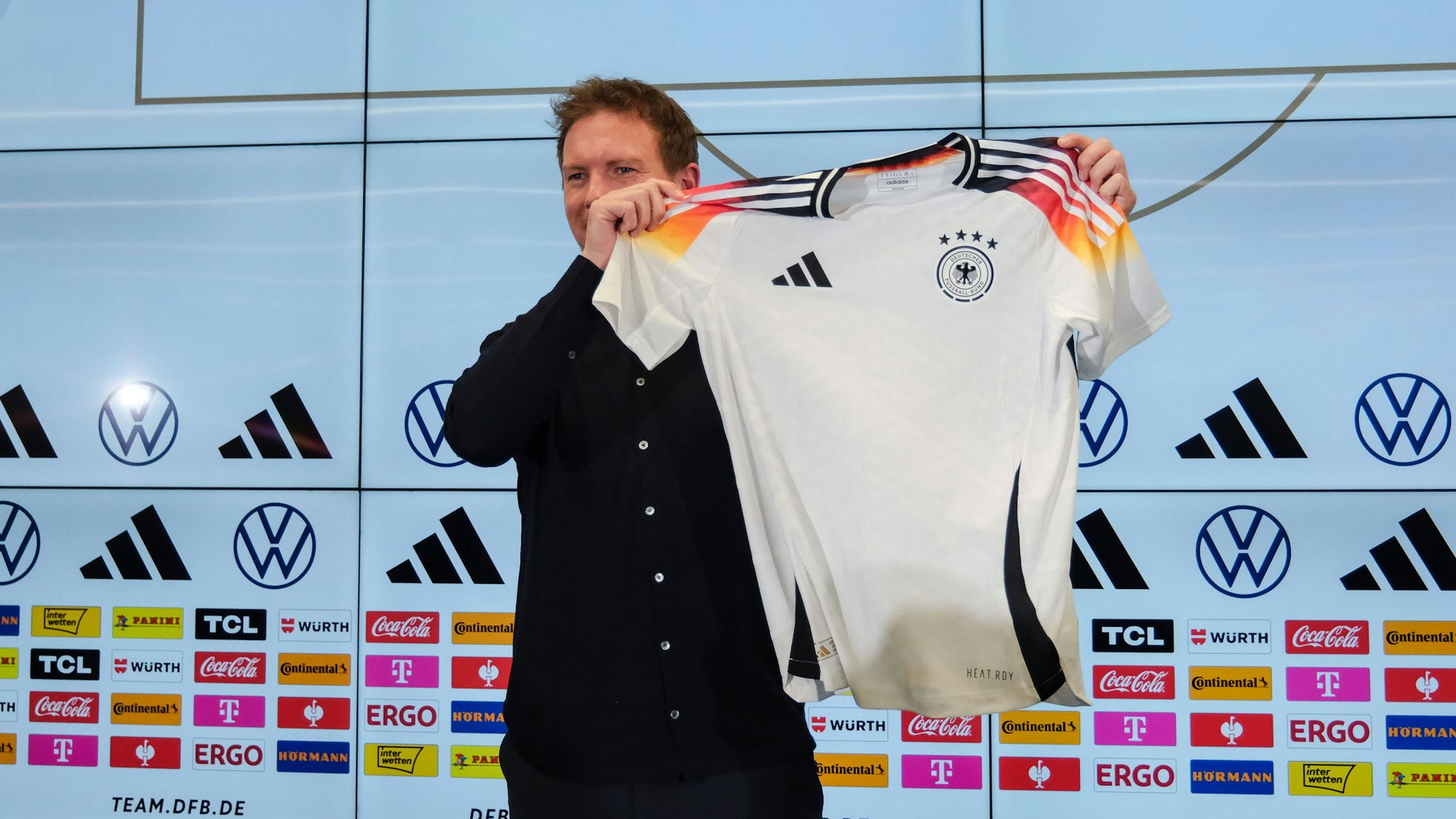 Bundestrainer Julian Nagelsmann präsentiert das Heimtrikot für die EURO 2024 in Deutschland