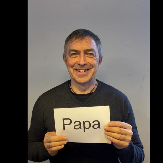 Ralf Gebhardt hält ein Schild vor seiner Brust mit der Aufschrift "Papa".&nbsp;