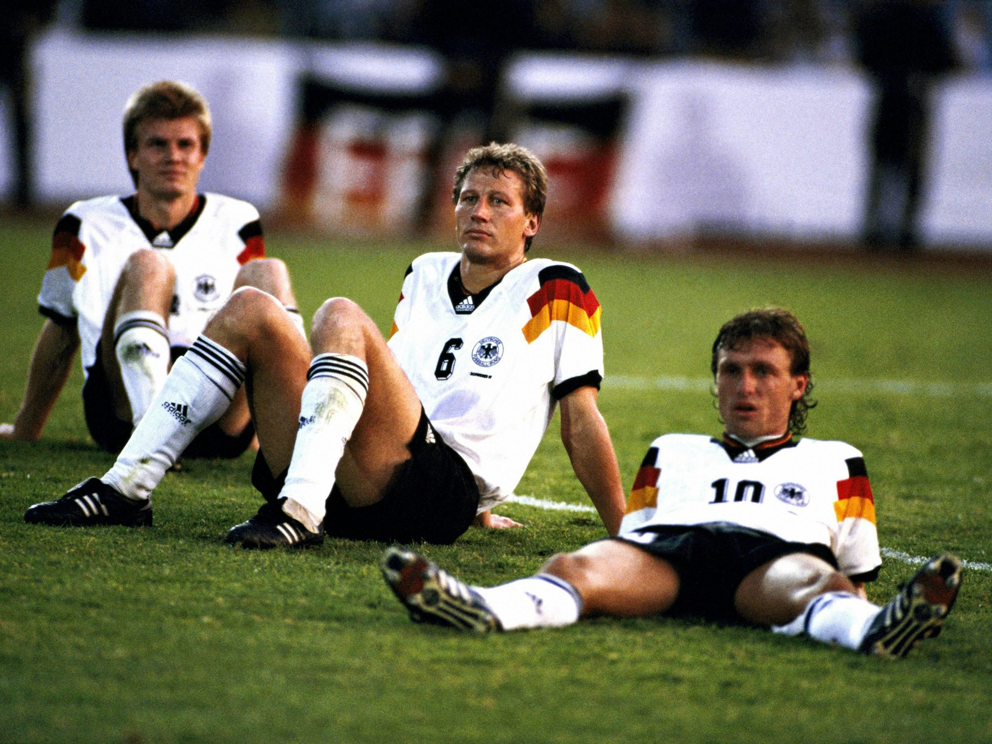 Thomas Doll re., Guido Buchwald Mitte und Thomas Helmer enttäuscht nach der Finalniederlage bei der Euro 1992