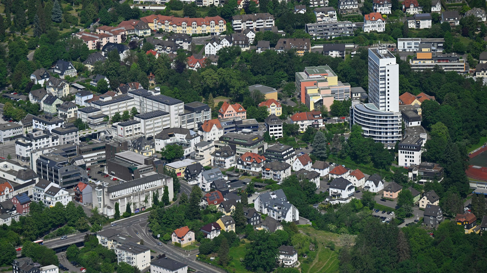 Blick auf das aktuelle Gummersbacher Kreishaus aus der Luft.