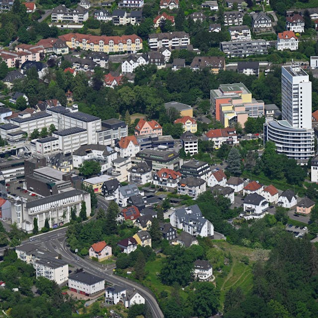 Blick auf das aktuelle Gummersbacher Kreishaus aus der Luft.