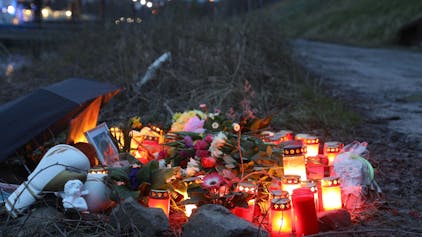 Blumenmeer und Kerzen an der Fundstelle des 15-jährigen Toten.