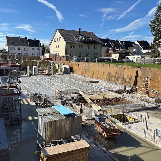 Blick in die Baugrube für eines der neuen Häuser im Projekt Alte Gärtnerei Menden.