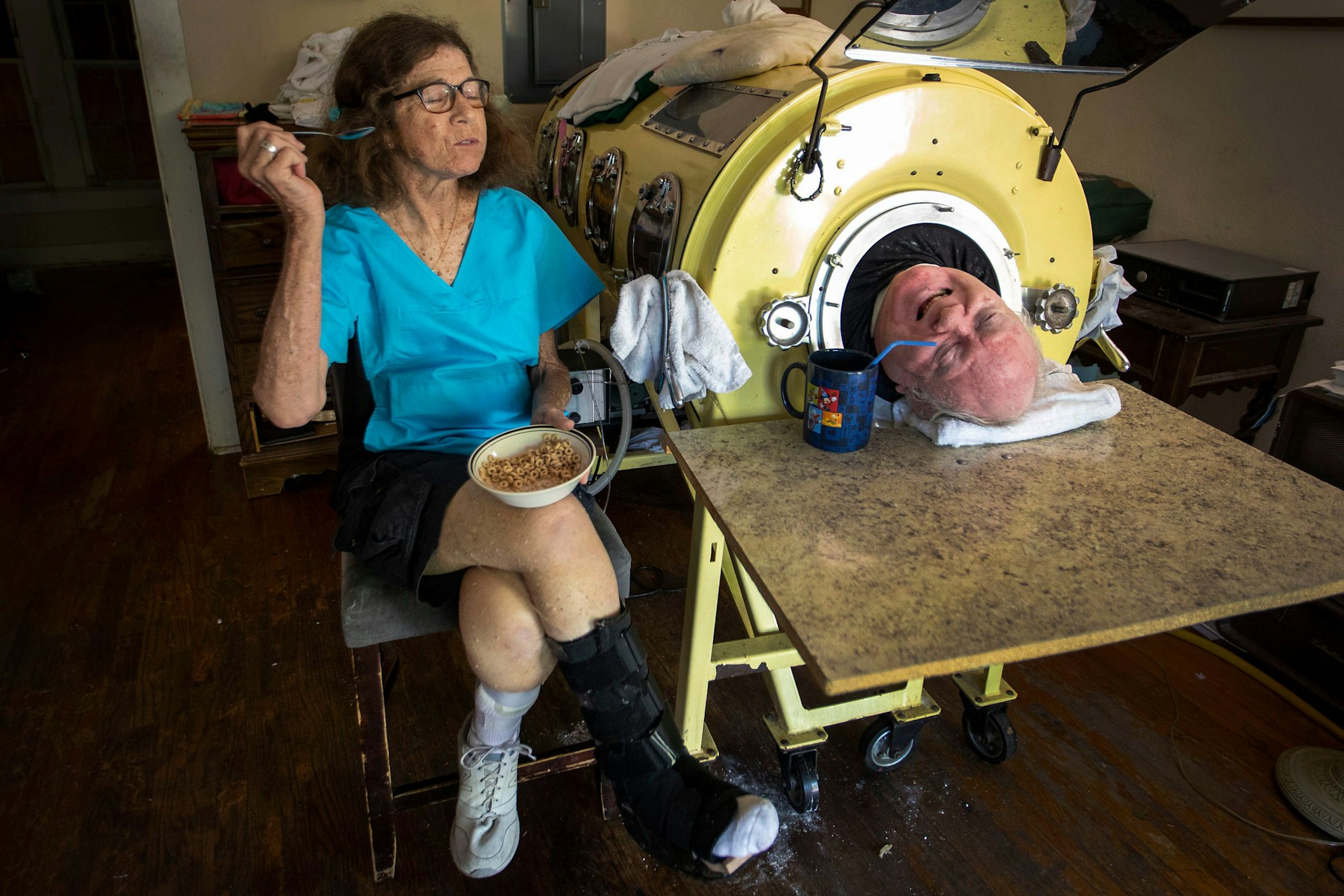 Paul Alexander mit seiner Betreuerin und Freundin Kathryn Gaines, während er Kaffee trinkt und sie neben seiner eisernen Lunge in seinem Haus frühstückt. (Archivbild)