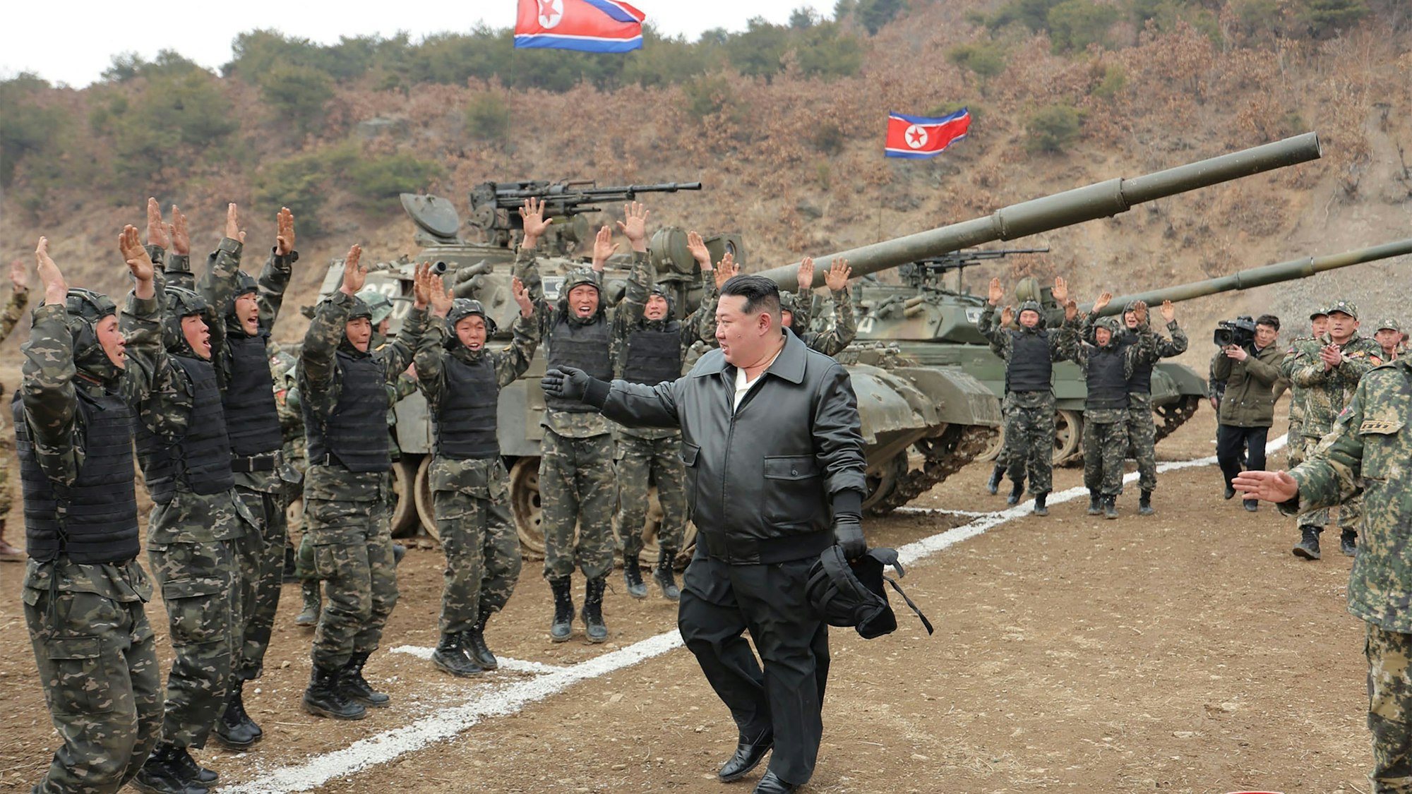 Die von der staatlichen nordkoreanischen Nachrichtenagentur KCNA am 07. März zur Verfügung gestellte undatierte Aufnahme zeigt nach Angaben von KCNA Kim Jong Un während des Besuchs einer militärischen Ausbildungsbasis im Westen des Landes.