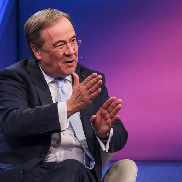 Der ehemalige CDU-Kanzlerkandidat Armin Laschet sitzt in der Talkshow „Maischberger“ von Moderatorin Sandra Maischberger und disktutiert über den Ukraine-Krieg.