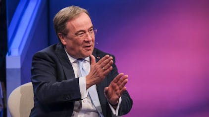 Der ehemalige CDU-Kanzlerkandidat Armin Laschet sitzt in der Talkshow „Maischberger“ von Moderatorin Sandra Maischberger und disktutiert über den Ukraine-Krieg.