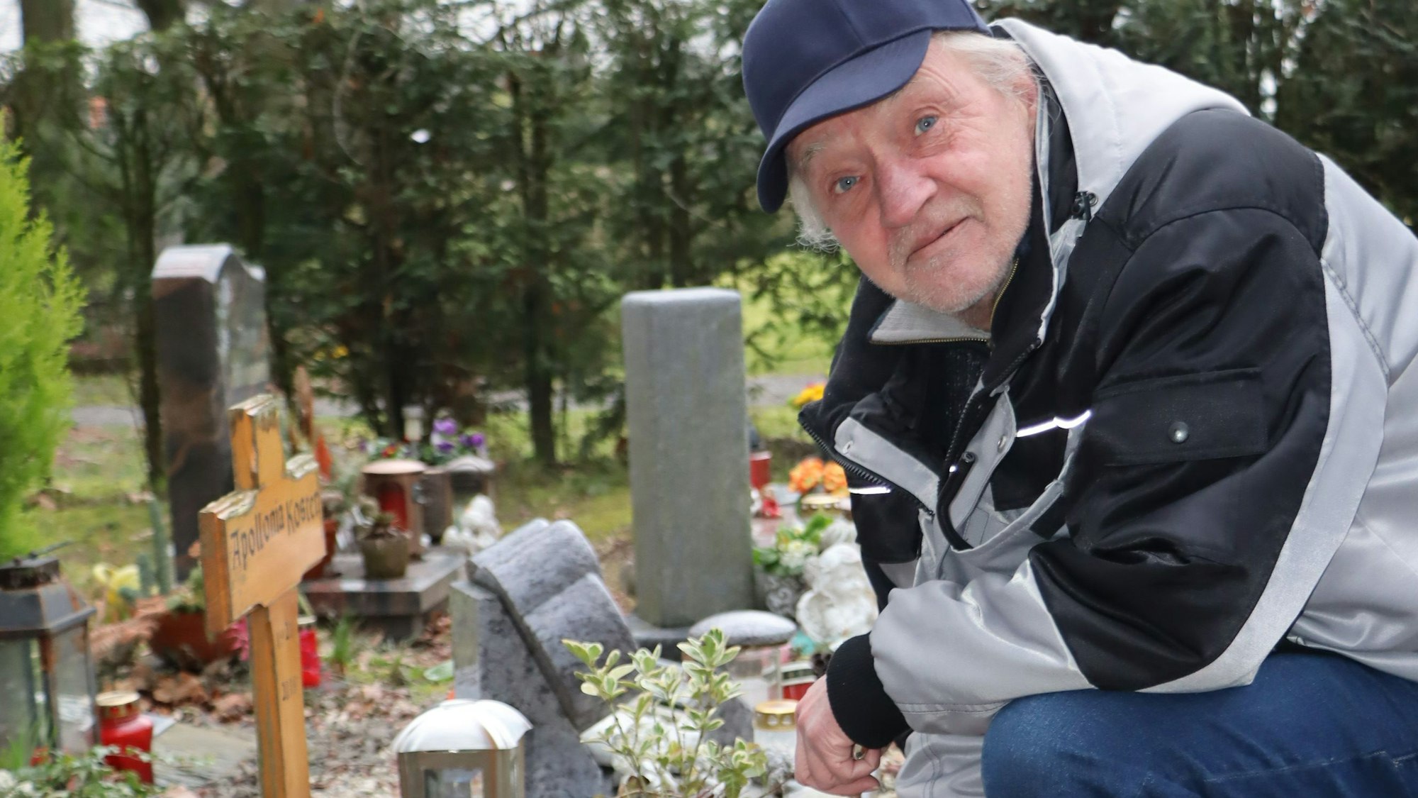 Robert Sommer kniet am Grab seiner Frau. Jeden zweiten Tag ist er auf dem Friedhof. Seine Grabstätte blieb von der Schändung verschont.