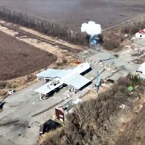 Eine vom russischen Verteidigungsministerium veröffentlichte Aufnahme soll einen zerstörten Panzer der Anti-Putin-Milizen in der Region Belgorod zeigen.