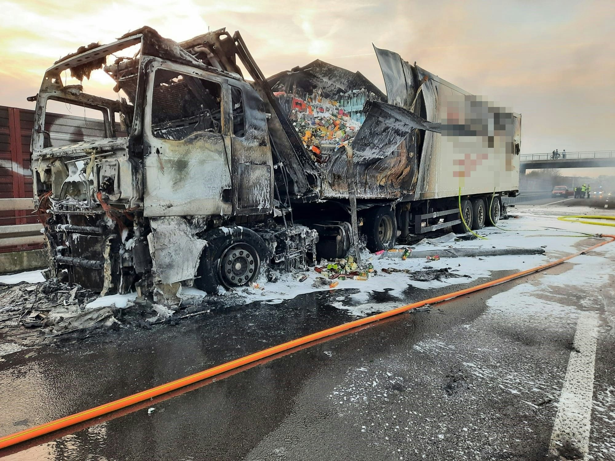 Ein mit Lebensmitteln beladener Lkw ist auf der A3 in Brand geraten.