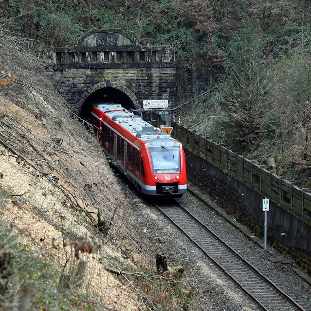 Eine Regionalbahn fährt aus dem Portal des Hoffnungsthaler Tunnels zwischen Hoffnungsthal und Honrath.