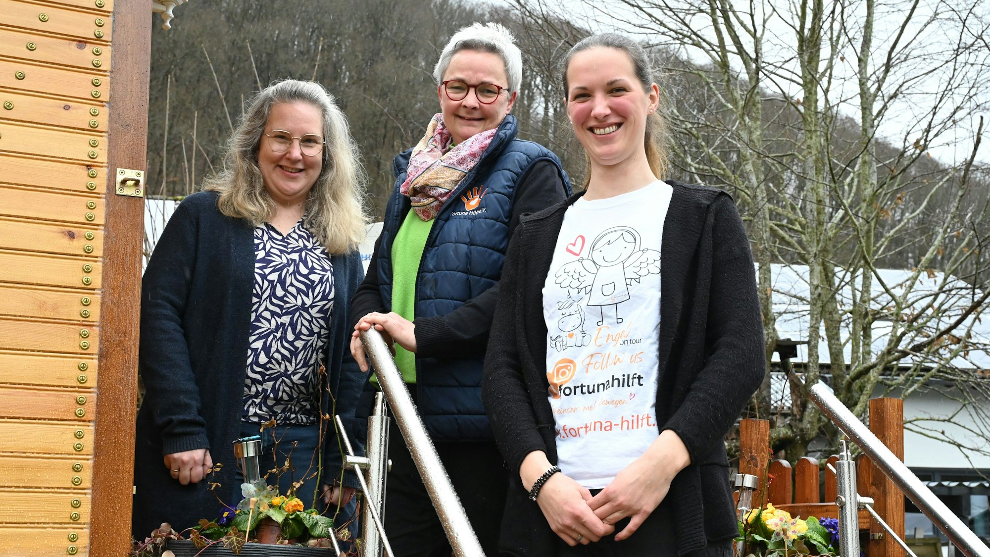 Drei Frauen, Kerstin Berners, Gaby Hammer und Rebecca Müller, stehen an einer Treppe, die zum Malzirkus führt.