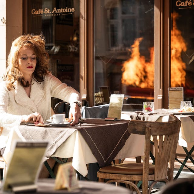 Sabine Schmidt (Sibylle Canonica), sitzt in einem Brüsseler Café, als eine Autobombe hochgeht.