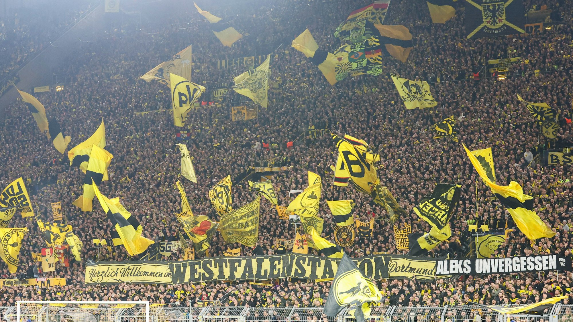 Die Fans von Borussia Dortmund feiern auf der Südtribüne im Signal Iduna Park.
