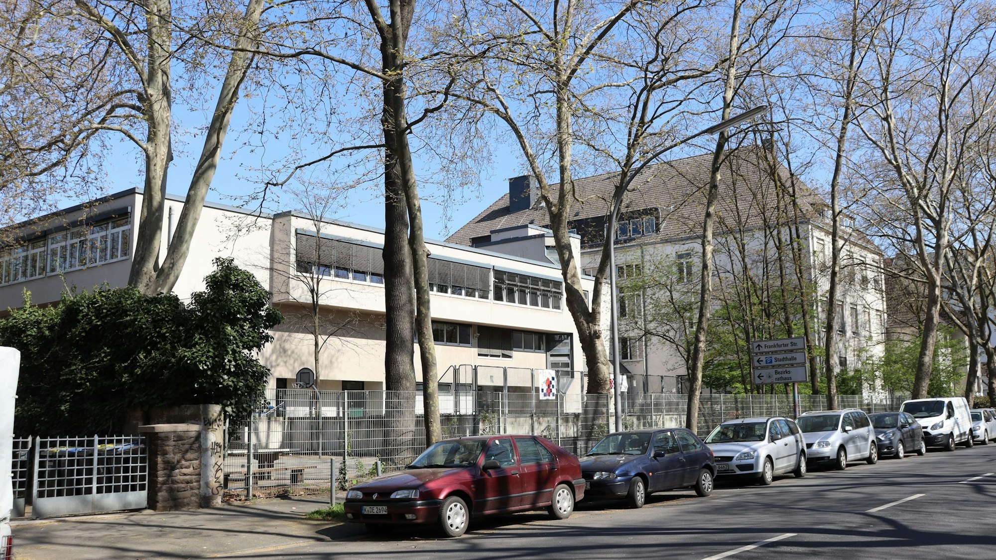 Blick auf das Hölderlin-Gymnasium an der Graf-Adolf-Straße in Mülheim