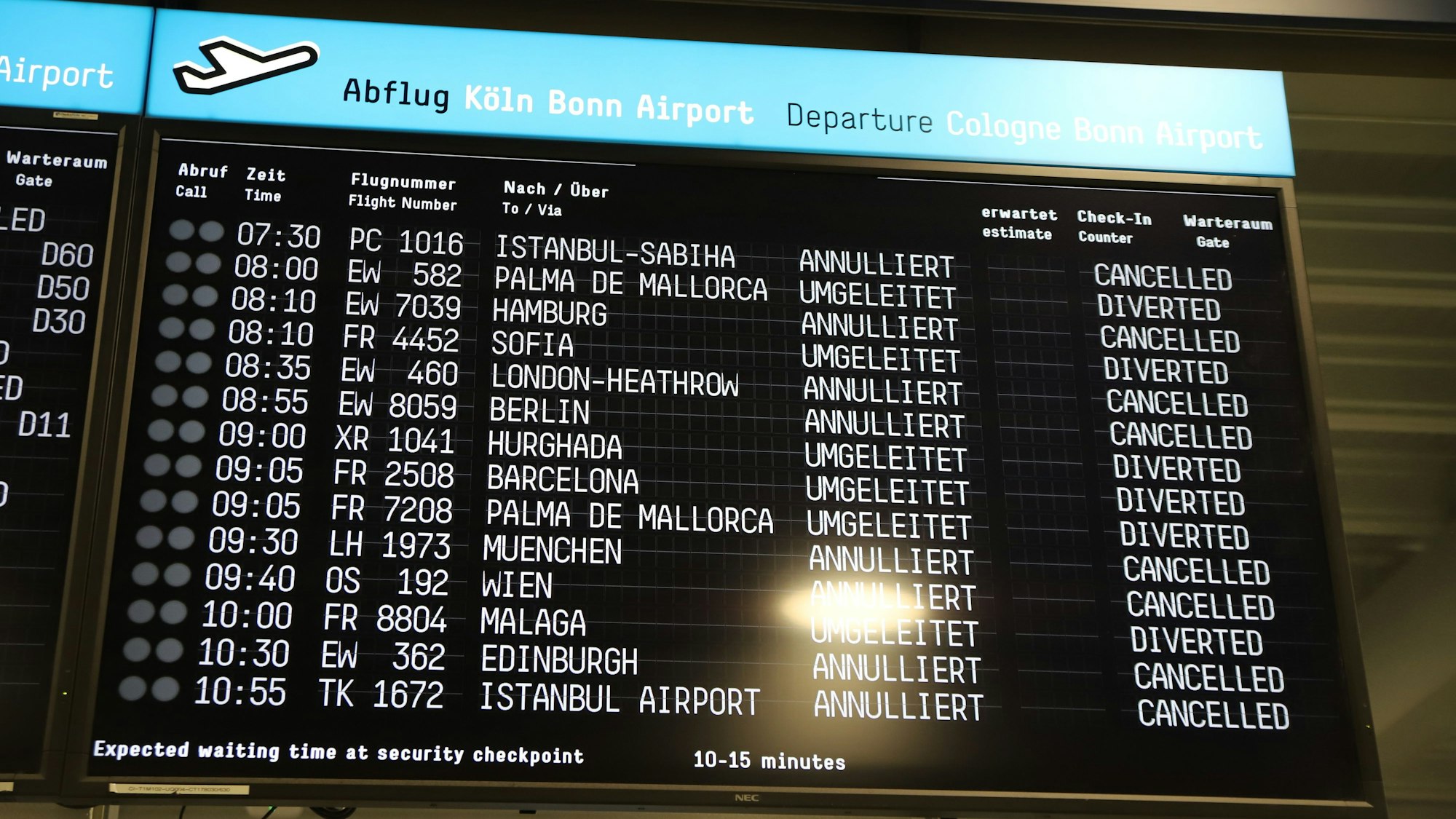 Die Anzeigentafel der Abflüge am Flughafen Köln/Bonn zeigt etliche annullierte oder umgeleitete Flüge an.