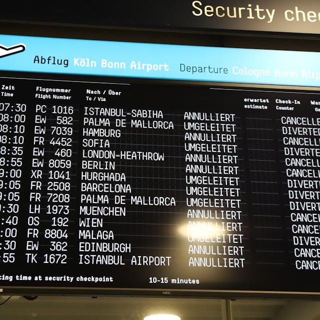 Die Anzeigentafel der Abflüge am Flughafen Köln/Bonn zeigt etliche annullierte oder umgeleitete Flüge an.