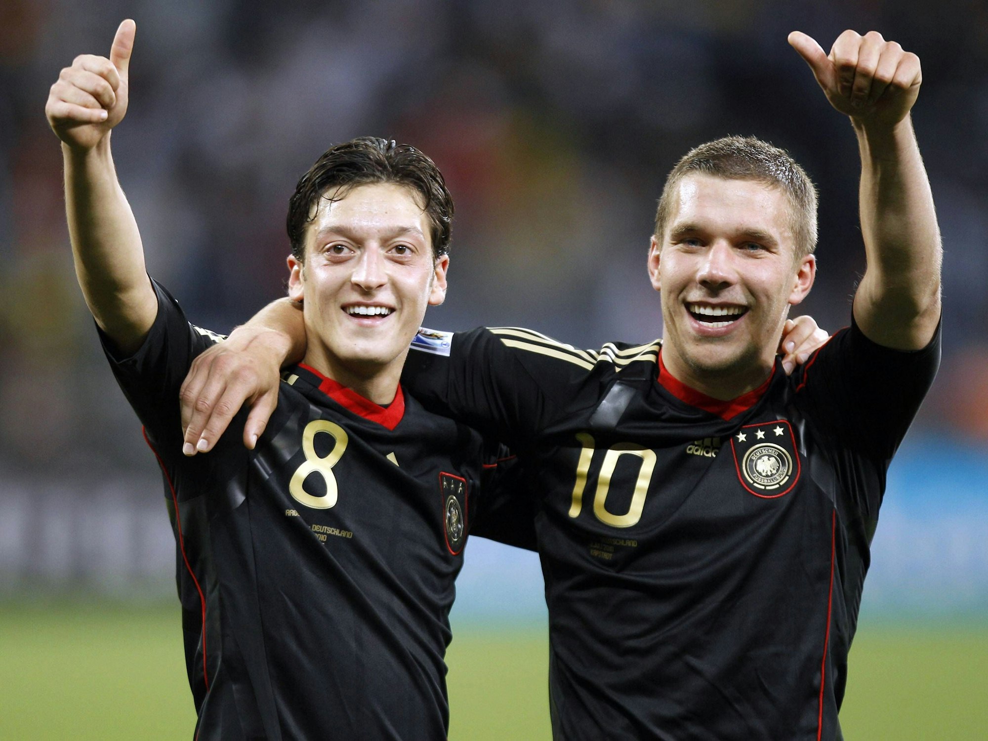 Jubel von Mesut Özil und mit Lukas Podolski