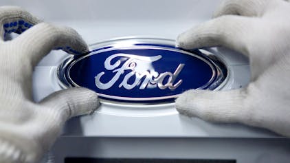 Eine Mitarbeiterin montiert im Ford-Werk Saarlouis an einem neuen Ford-Focus das Logo von Ford auf der Heckklappe.&nbsp;