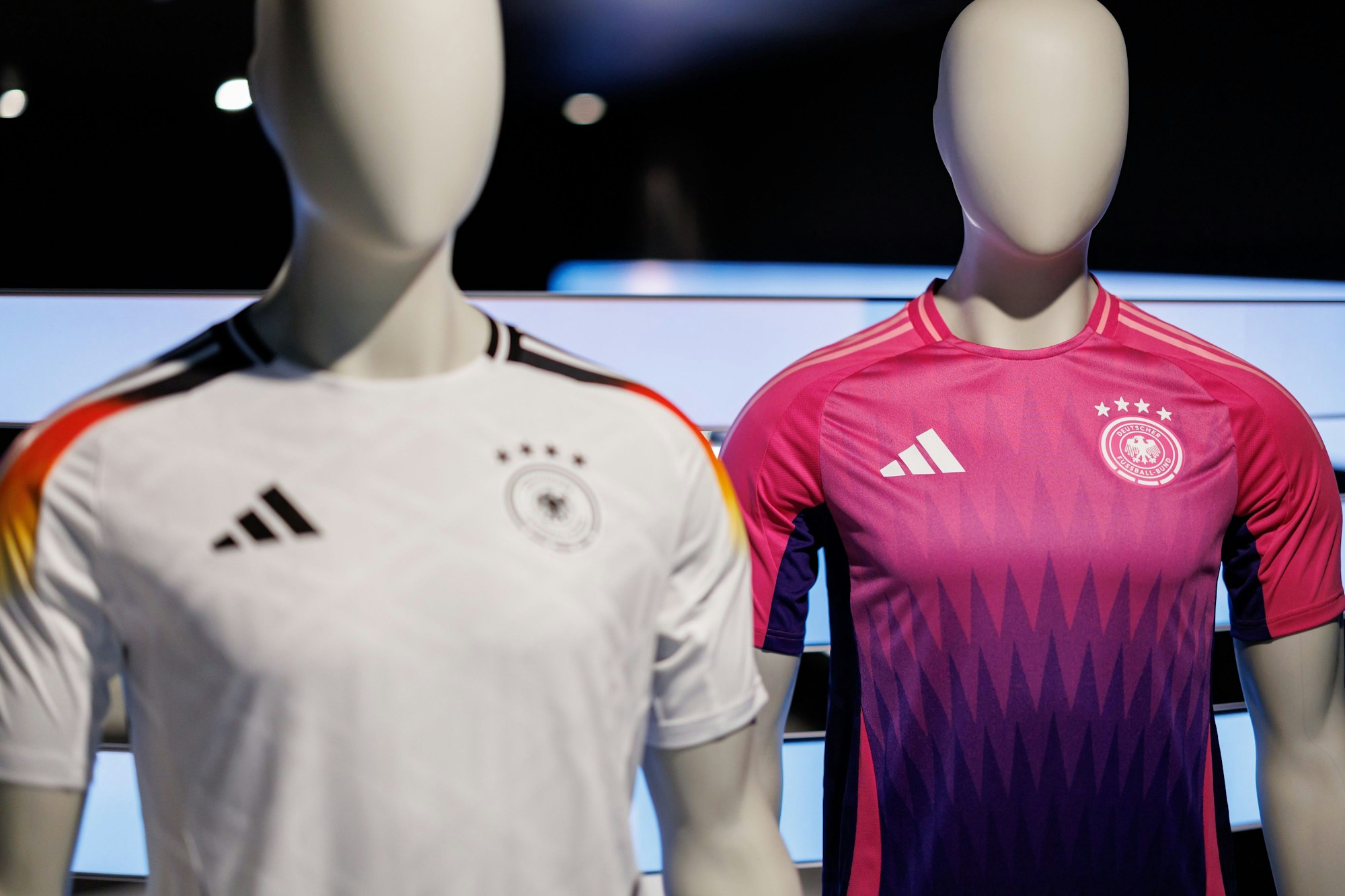Klassisch weiß und knallig pink sind die Farben der DFB-Kicker bei der EM in Deutschland.
