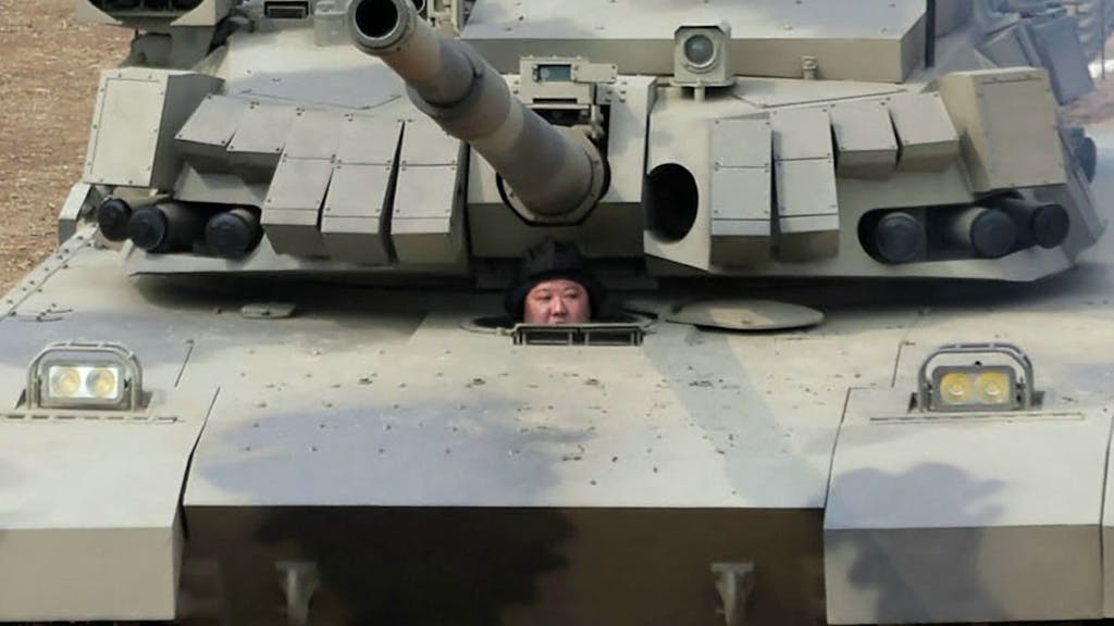 Die von der staatlichen nordkoreanischen Nachrichtenagentur KCNA am 07. März zur Verfügung gestellte undatierte Aufnahme zeigt Nordkoreas Machthaber Kim Jong Un am Steuer eines Panzers.
